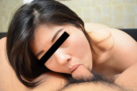 Asiatisk mor Junko Nishi demonstrerer sine store bryster og legetøj til sin fisse