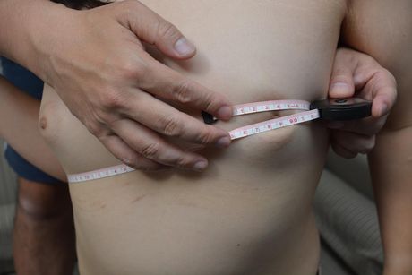 Asiatisk mor Junko Nishi demonstrerer sine store bryster og legetøj til sin fisse