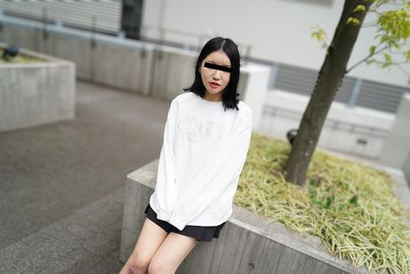 亞洲少女 Hikari Suzumiya 在廁所裡被操著毛茸茸的陰戶