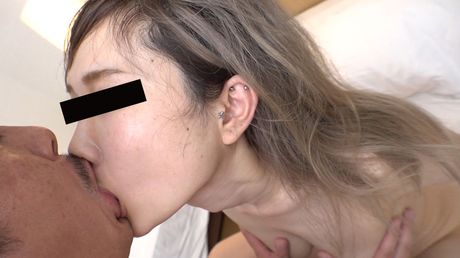 苗條的亞洲少女 Hiroko Oshita 被舔陰並被操