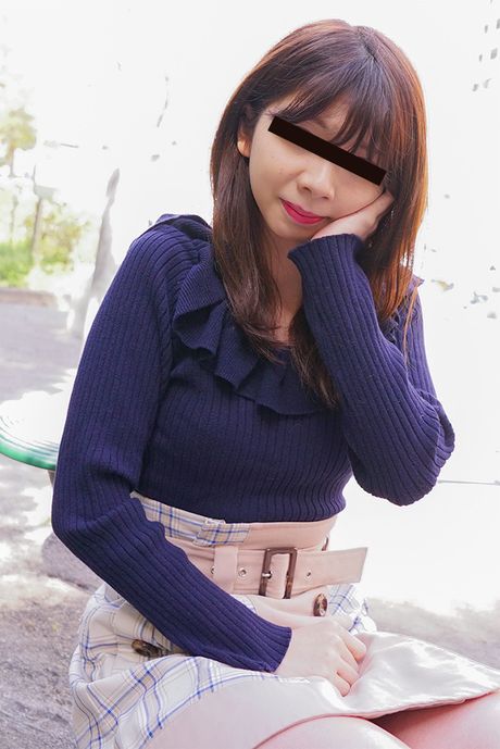 Slank asiatisk teenager Rin Nagatani stripper og rider en dildo på sofaen