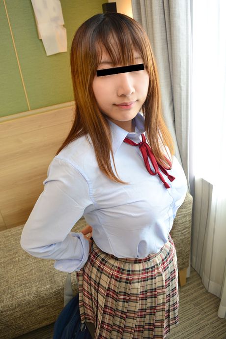 Asiatisk skolepige Aiko Ueda får sin fisse creampied af en stor pik