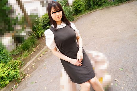 Asiatisk babe Satomi Inoure tager en dildo til sin fisse i en baghave