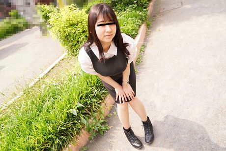 Asiatisk babe Satomi Inoure tager en dildo til sin fisse i en baghave