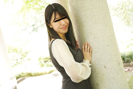 アジアの女の子、葵さつきはセックスの後に彼女の猫を中出しされる