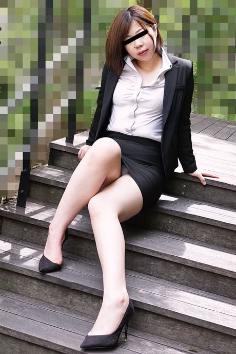 Asiatisk forretningskvinde Mii Kitano bliver nøgen, før hun onanerer