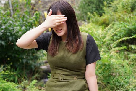 Asiatisk babe Kii Kitano sutter en dildo, før den sættes ind i hendes fisse