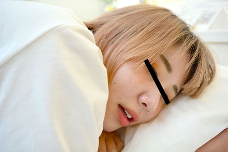 巨乳のアジア人美女、柳井瞳がディルドでオマンコを突かれる