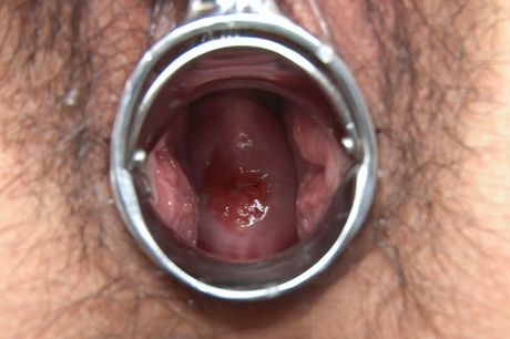 Asiatisk model Mii Kitano leger med sin fisse, mens hun er nøgen på en stol