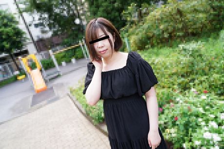 Asiatisk skønhed Mii Kitano får sin twat fyldt med en dildo