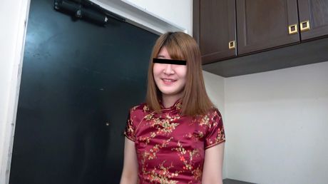 Asiatisk dukke Yuri Kawada har sex med en fyr, mens hun har en kinesisk kjole på