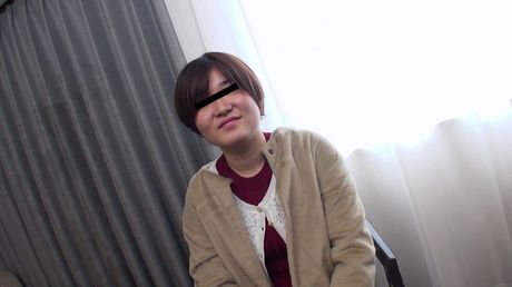 亞洲熟女 Noriko Sasaki 的陰道被假陽具塞滿