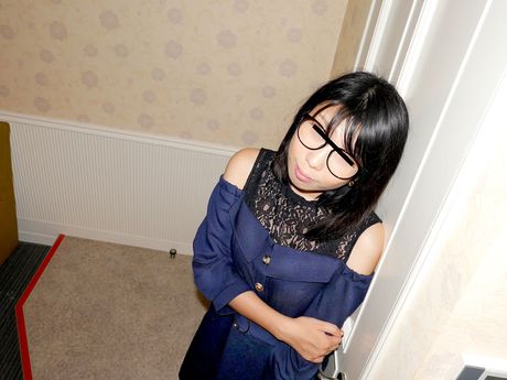 Asiatisk skønhed Junko Nakazaki tager en sædsprut på sin fisse efter et fuck