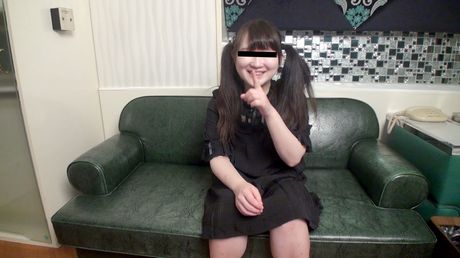 Asiatisk covergirl Chihiro Kodaki får sin twat fyldt med en dildo