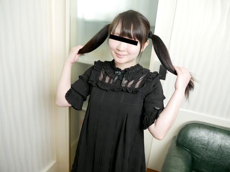 Asiatisk covergirl Chihiro Kodaki får sin twat fyldt med en dildo