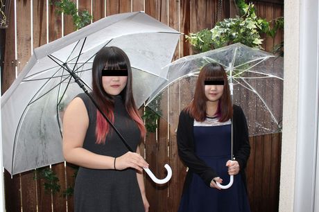 アジアのティーン、結城あかりと水城ひながベッドで3Pをする