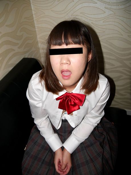 亞洲女學生 Akari Yuki 在騎乘前吸吮假陽具