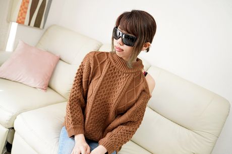 Asiatisk skolepige Miki Inoue får sin twat fyldt med en pik i en solo