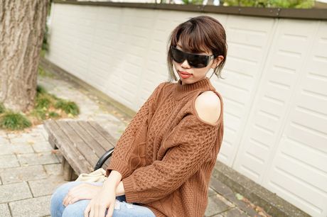 Asiatisk skolepige Miki Inoue får sin twat fyldt med en pik i en solo