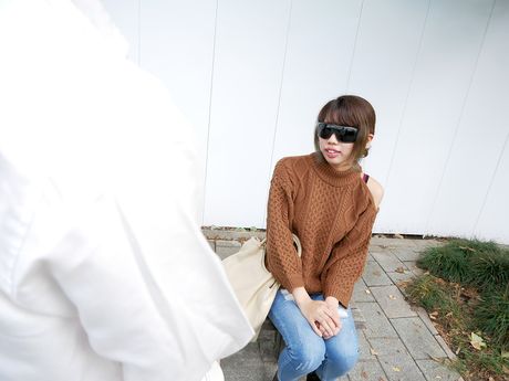 Asiatisk skolepige Miki Inoue får sin twat fyldt med en pik i en solo