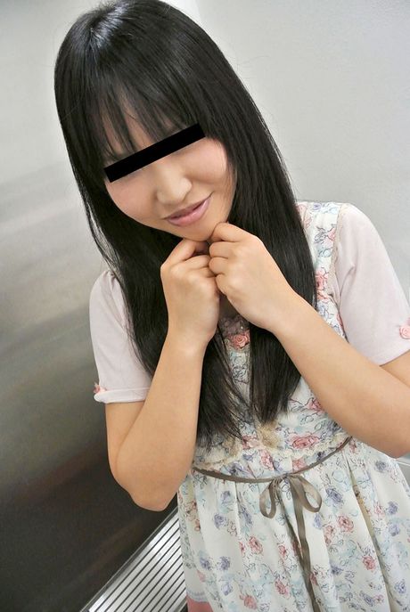 Asiatisk skønhed Momoko Kozuka bliver nøgen før en fingerfuck på et badeværelse