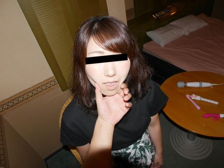 亞洲美女齋藤文美在性愛後將精液射在她光禿禿的陰戶上