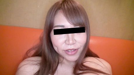 アジアのティーン永田優は彼女の下着を脱いで彼女の猫をおもちゃにする前に