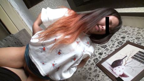 アジアの女の子、奏音みおがソロでディルドをオマンコに詰め込まれる