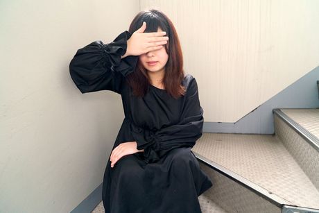 Asiatisk pige Umi Fujisawa viser sine store bryster frem og bliver kneppet solo