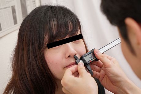 Asiatisk pige Umi Fujisawa viser sine store bryster frem og bliver kneppet solo