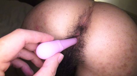 亞洲美女齋藤文美在沙發上用手指濕潤陰部，然後玩弄它