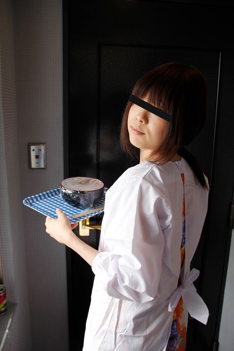 Asiatisk kone Yasuda Harumi får sin twat fyldt med en pik i køkkenet