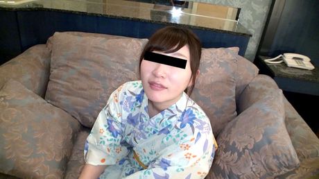 Asiatisk MILF Ryoko Akahori får sin mund og røv kneppet i en hot soloscene