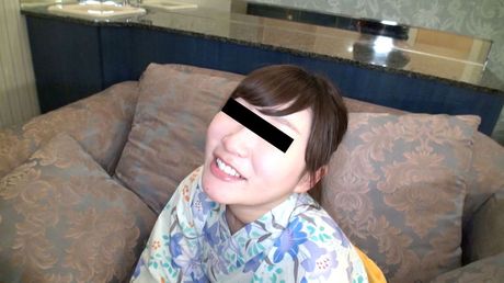 亞洲熟女 Ryoko Akahori 在火熱的獨奏場景中被操嘴和屁股