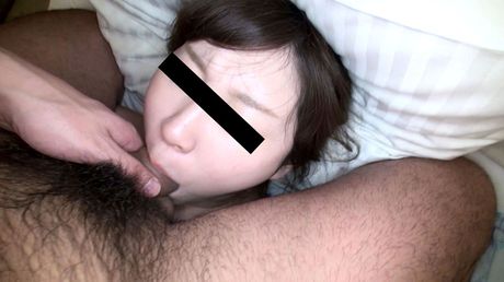 Asiatisk MILF Ryoko Akahori får sin mund og røv kneppet i en hot soloscene