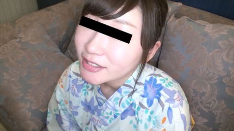 Asiatisk MILF Ryoko Akahori får sin mund og røv kneppet i en hot soloscene