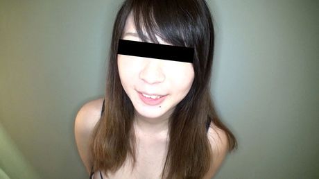 アジアのキュートな畠山ひろこが、毛深いオマンコと完璧なお尻を披露