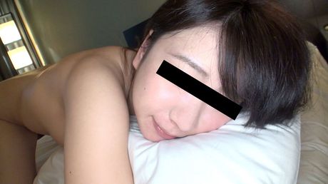 アジアのキュートな畠山ひろこが、毛深いオマンコと完璧なお尻を披露