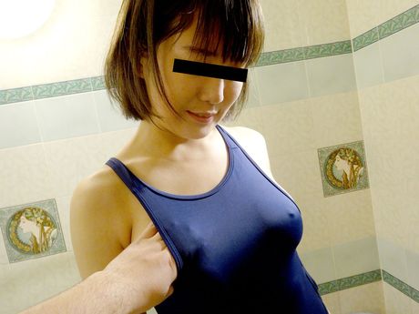 真央は犯される前に素晴らしい胸とお尻を披露する