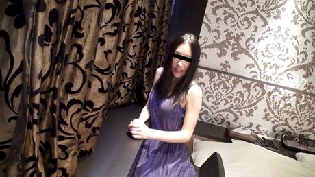 亞洲娃娃 Tomomi Minowa 的肛門被假陽具插入