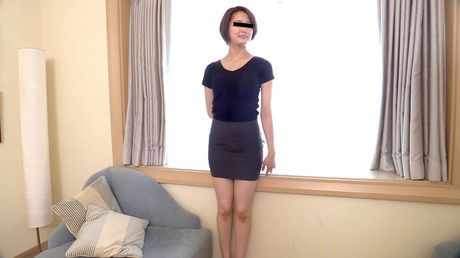 アジア人の女、吉野舞が大きなチンポでオマンコを弄ばれ犯される