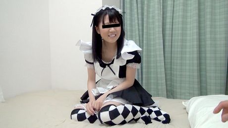 華麗的亞洲女僕 Mai Araki 得到她的陰部 creampied