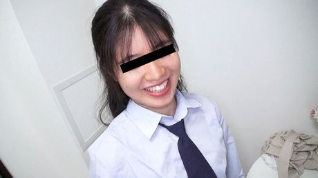 Skolepige Megumi Oonishi får sin twat fyldt af en hvid pik