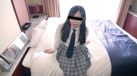 女子高生の羽田洋子は熱いセックスの後に彼女の猫に中出しされる