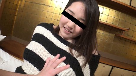 Fyldig asiatisk teenager Uchiumi Ryoko stripper og bliver kneppet på køkkenbordet