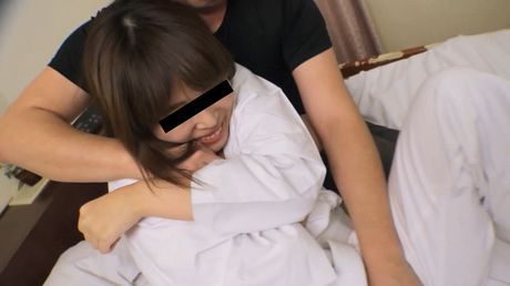 Asiatisk pige Otsuka Makoto får sin fisse fyldt af en hvid fyr