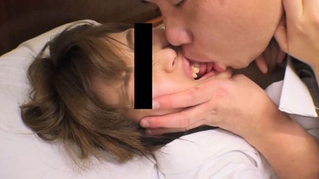 Asiatisk pige Otsuka Makoto får sin fisse fyldt af en hvid fyr