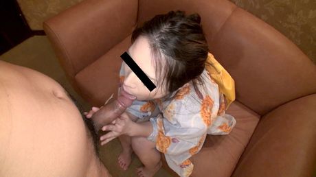 Asiatisk pige Hitomi Ikeda viser sine små bryster frem og får en ansigtsbehandling efter sex