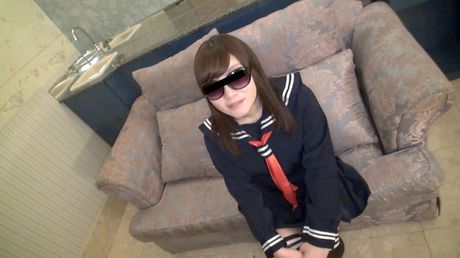 亞洲女學生 Ryoko Akahori 的陰道被假陽具塞滿