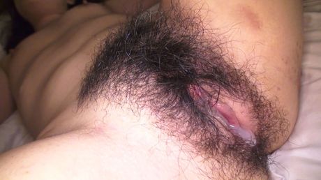 黑髮日本美女齋藤文美被大屌射進毛茸茸的陰戶